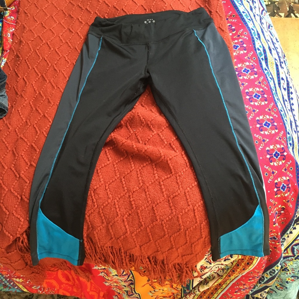 💛Black Capri Yoga Pants with Blue Detailing